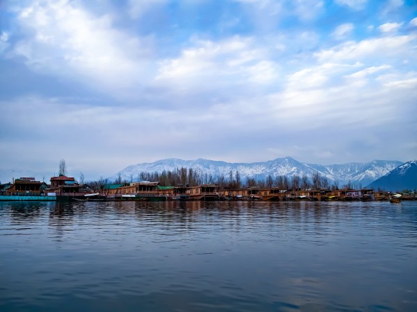 Kashmir (Srinagar - Pahalgam - Gulmarg - Srinagar - Kargil - Leh - Nubra - Pangong)